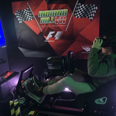 Niño en simulador de conducción con realidad virtual