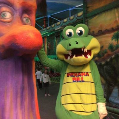 Indiana Bill junto a árbol