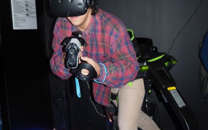 Niño en simulador de shotting