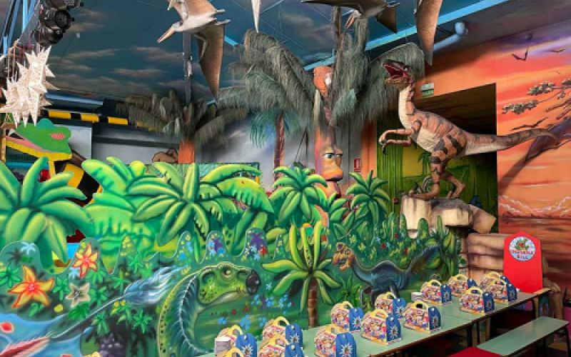 Mesa de cumpleaños con decoración jurásica