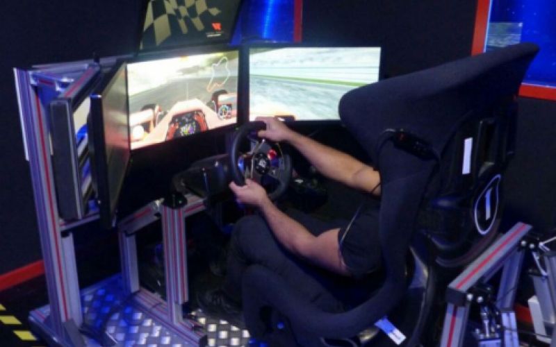 Niño en simulador de conducción