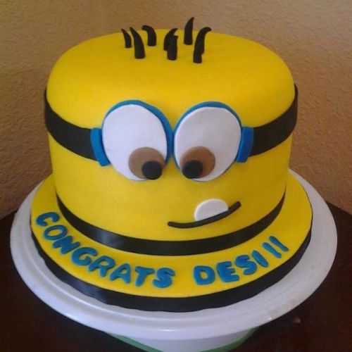 Tarta con forma de minion