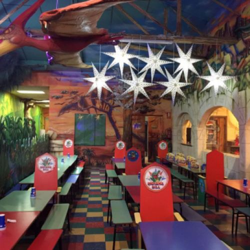 Comedor decorado estilo selva