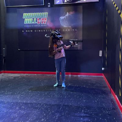 Niña con gafas para juego de realidad virtual