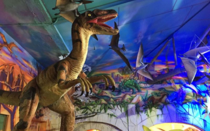 Figura de dinosaurio y huevos