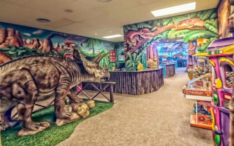 Zona de juego con decoración de dinosaurios