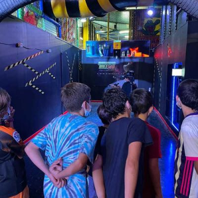 Niños mirando juego de realidad virtual