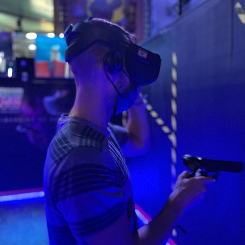 Adulto con gafas de juego de realidad virtual