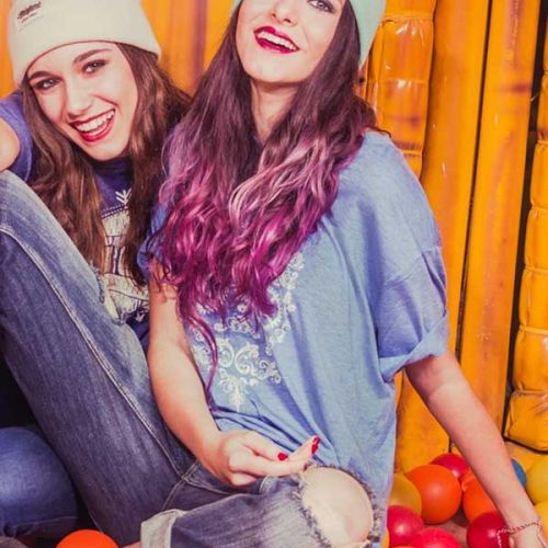 Jóvenes con bolas de juego