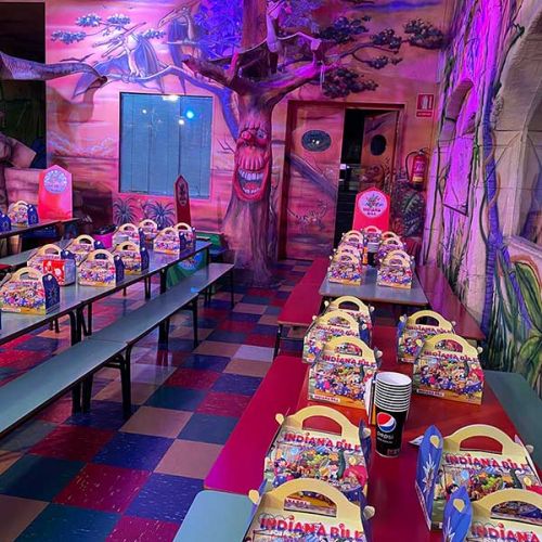 Menús personalizados en mesa de cumpleaños