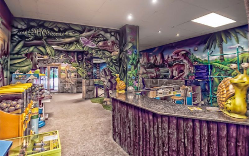 entrada con decoración vegetal