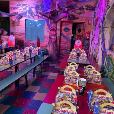 Menús personalizados en mesa de cumpleaños