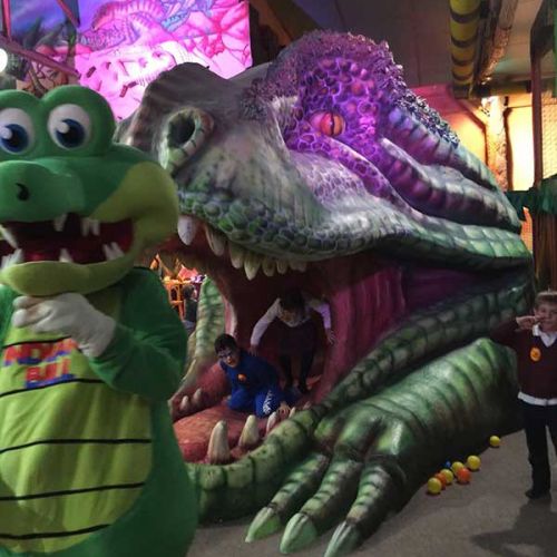 Niños jugando en dinosaurio gigante